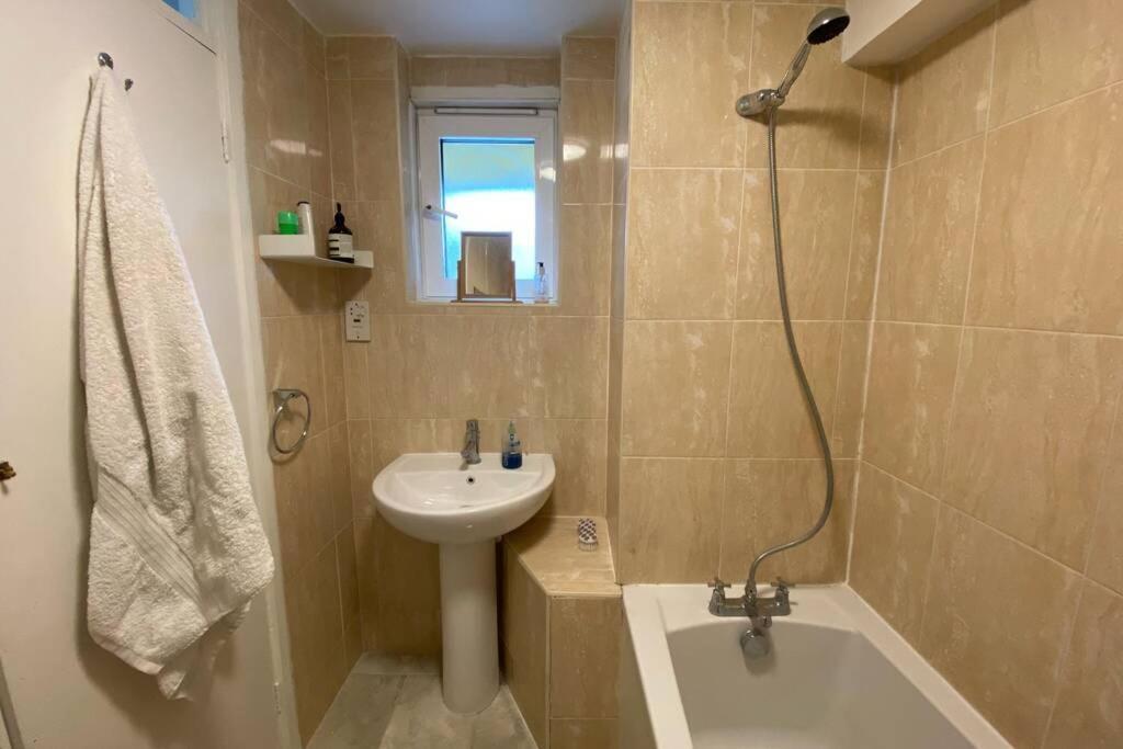Two Bedroom Garden Flat in Zone 2 London Exterior foto